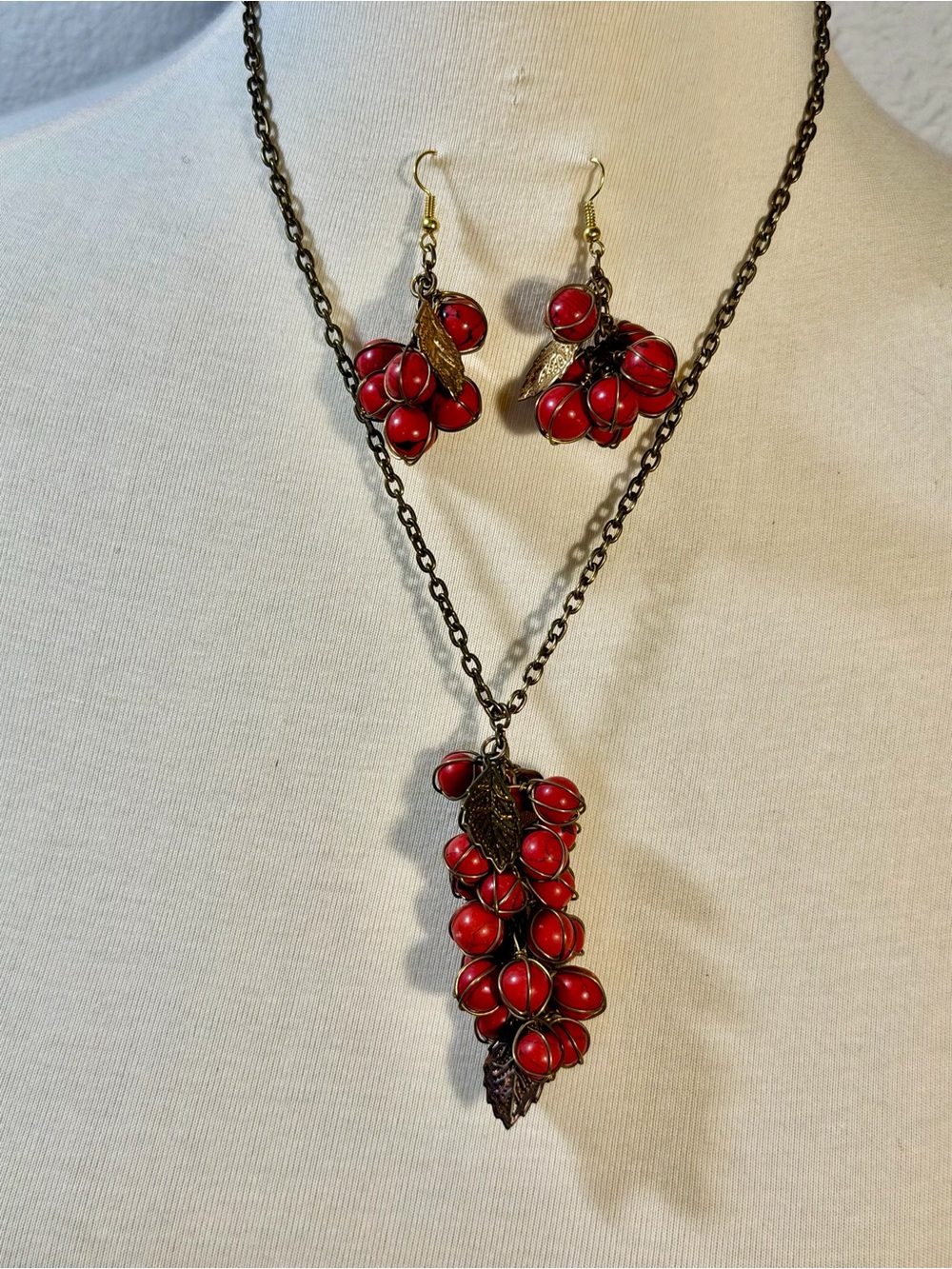 Red Cluster Leaf Pendant Necklace and Earring Set - Unbranded
